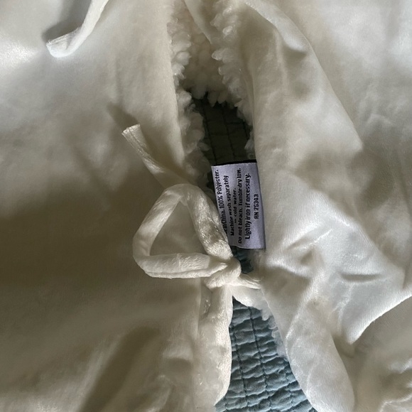 Cupcakes & Cashmere Christmas White Faux Fur Tree Skirt 52” - Picture 3 of 4